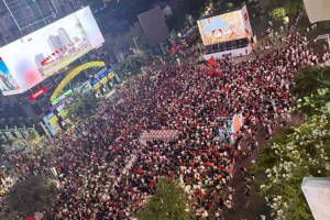 银河娱乐城登录入口-越南数万名球迷街头围观“中越之战”，郑州球迷“混入”其中：中国队进球时，周围是寂静的、我内心是沸腾的